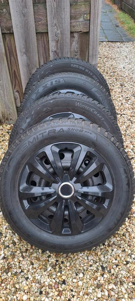 Winterbanden 185/65 R15 met velg en wieldoppen, Auto-onderdelen, Banden en Velgen, Banden en Velgen, Winterbanden, 15 inch, 185 mm