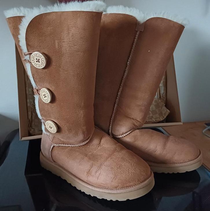 Echte Ugg laarzen, Bailey button triple, maat 40-41, Kleding | Dames, Schoenen, Zo goed als nieuw, Hoge laarzen, Bruin, Ophalen