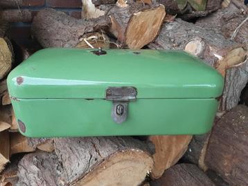 Groene broodtrommel beschikbaar voor biedingen