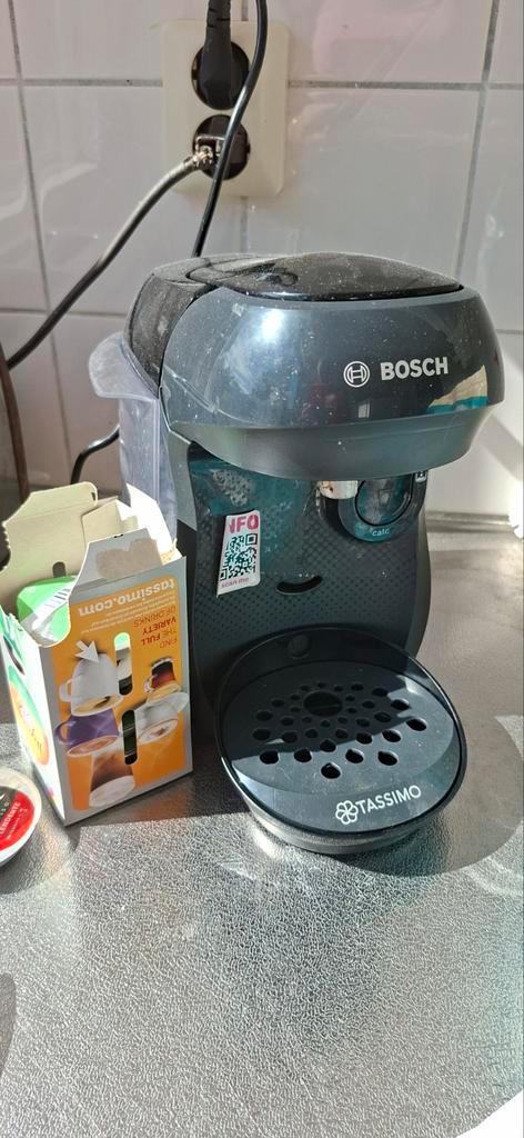 Bosch Tassimo Koffiemachine + Cups, Witgoed en Apparatuur, Koffiezetapparaten, Gebruikt, Koffiepads en cups, Koffiemachine, 1 kopje