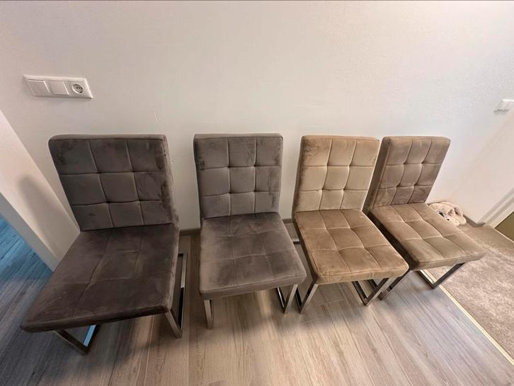 Set van 4 velvet eetkamerstoelen – beige & taupe/grijs, Huis en Inrichting, Stoelen, Gebruikt, Vier, Stof, Overige kleuren, Ophalen of Verzenden