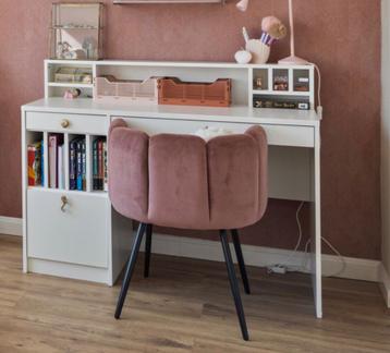 Bureau wit  beschikbaar voor biedingen