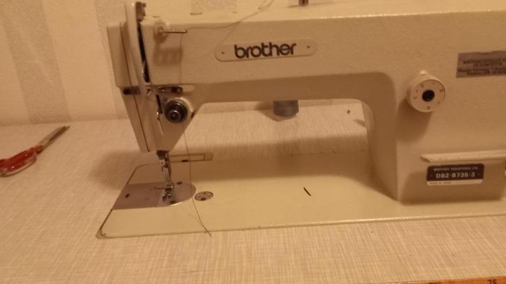 Industrieel Naaimachine Merk Brother type DB2-B735-3, Hobby en Vrije tijd, Naaimachines en Toebehoren, Gebruikt, Naaimachine, Brother