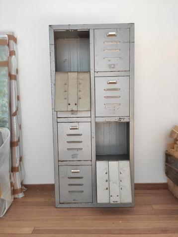 Industriële vintage lockerkast met 8 deuren beschikbaar voor biedingen