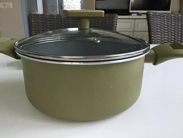 Pan met glazen deksel beschikbaar voor biedingen