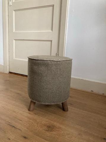 Green footstool / groene poef beschikbaar voor biedingen