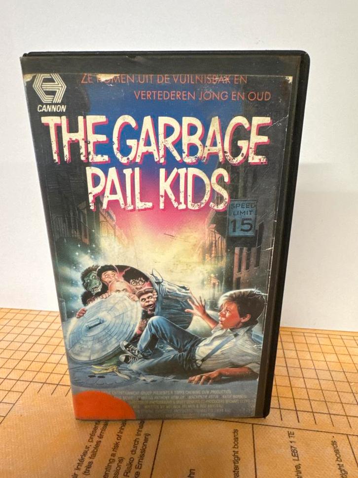 The Garbage Pail Kids - Zeldzame Rental Versie!, Cd's en Dvd's, VHS | Film, Gebruikt, Komedie, Vanaf 12 jaar, Verzenden
