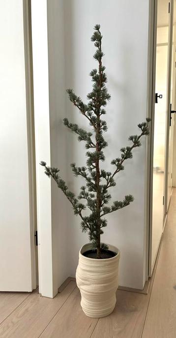 Kunstplant in pot beschikbaar voor biedingen