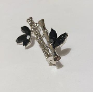 mooie broche BAMBOE zilverkleurig flonkerend strass kristal beschikbaar voor biedingen