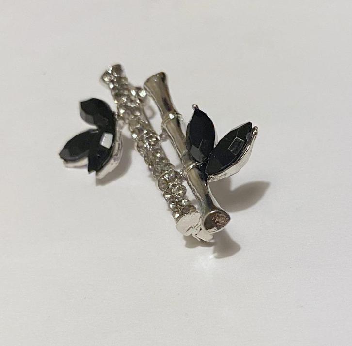 mooie broche BAMBOE zilverkleurig flonkerend strass kristal, Sieraden, Tassen en Uiterlijk, Broches, Nieuw, Overige materialen