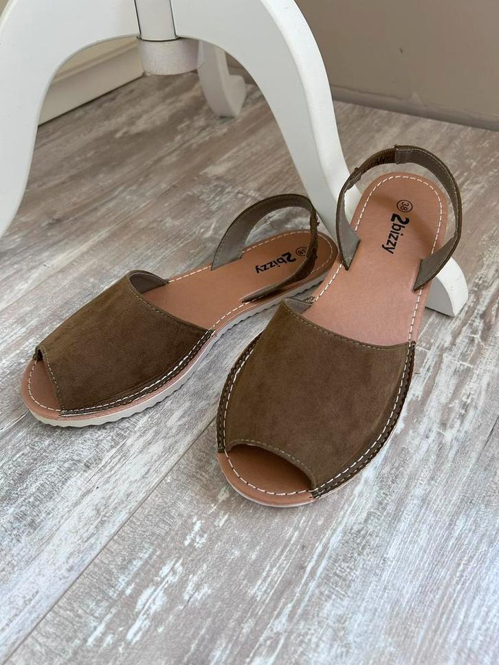 Taupekleurige schoentjes van 2Bizzy. Maat 38. Nieuw!, Kleding | Dames, Schoenen, Nieuw, Instappers, Overige kleuren, Verzenden