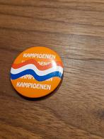 B 385 Button  Kampioenen, Verzamelen, Speldjes, Pins en Buttons, Zo goed als nieuw, Verzenden, Overige onderwerpen