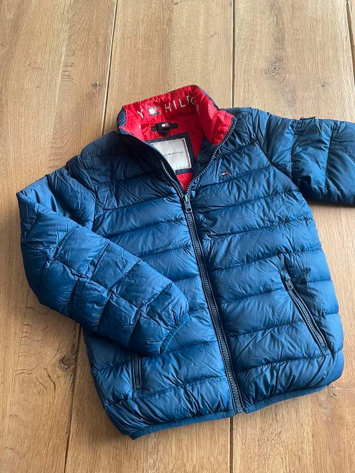 Tussenjas, tommy hilfiger, maat 128, donkerblauw., Kinderen en Baby's, Kinderkleding | Maat 128, Zo goed als nieuw, Jongen, Jas