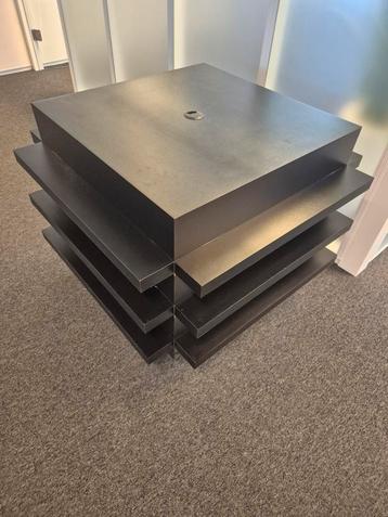 Gratis! 2x Showroomtafels met plankjes