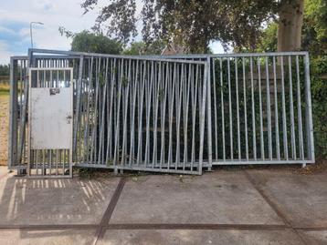 Robuuste stalen kennel beschikbaar voor biedingen