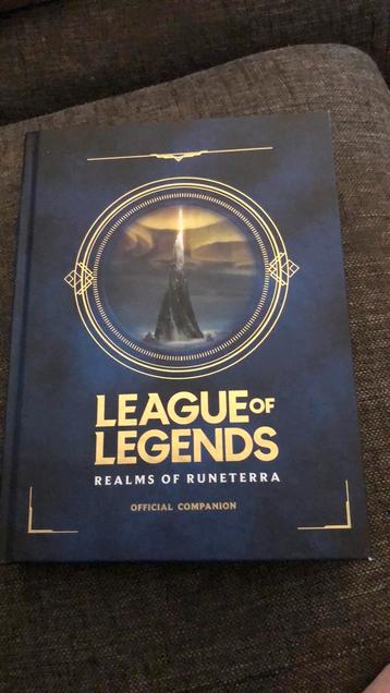 League of Legends: Realms of Runeterra (Official Companion) beschikbaar voor biedingen
