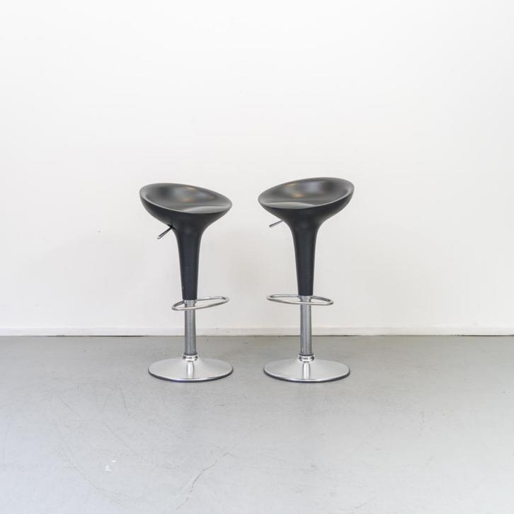 1 x Magis Bombo Kruk Antraciet - Aluminium, Huis en Inrichting, Barkrukken, Zo goed als nieuw, 30 tot 60 cm, Kunststof, Metaal