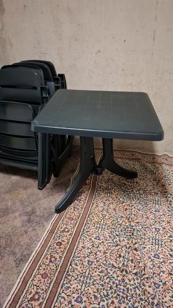4 comfortabele tuinstoelen met tafel/ blauw beschikbaar voor biedingen