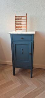 Oud houten nachtkastje met marmeren blad, Huis en Inrichting, Slaapkamer | Nachtkastjes, Ophalen, Gebruikt
