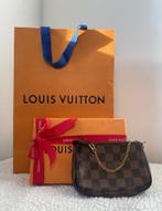 Louis Vuitton Mini Pochette Accessories & Adjustable Strap, Sieraden, Tassen en Uiterlijk, Gebruikt, Schoudertasje, Bruin, Ophalen
