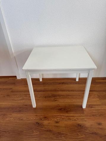 Wit Ikea Lack tafeltje met krukjes en stoeltje  beschikbaar voor biedingen