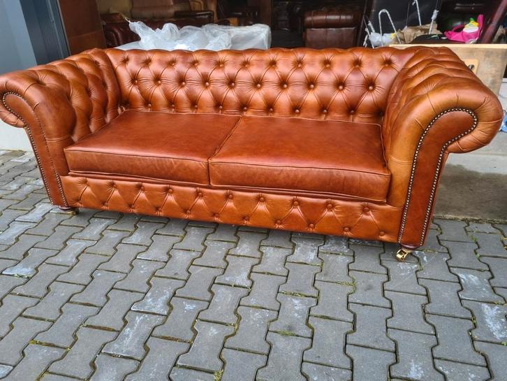 Showroommodel Chesterfield bank cognac leer + BEZORGING, Huis en Inrichting, Banken | Bankstellen, Nieuw, Rechte bank, 200 tot 250 cm