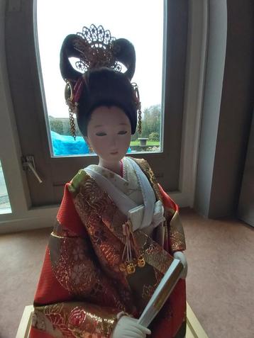 Japanse pop in traditionele Japanse kimono in glazen case beschikbaar voor biedingen
