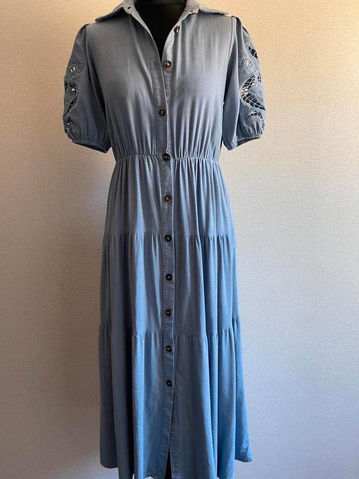 Prachtige jurk met borduur en opengewerkte mouwen, Kleding | Dames, Jurken, Zo goed als nieuw, Maat 36 (S), Blauw, Onder de knie