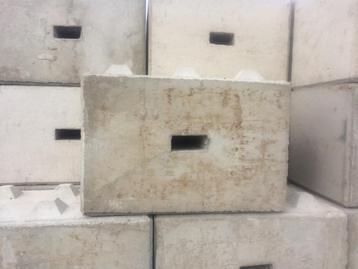 Ballastblok betonblokken 650KG met lepelgat en oog  300st. beschikbaar voor biedingen