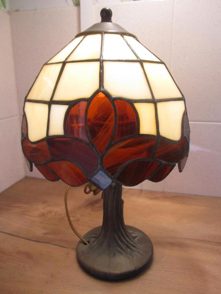 Tiffany tafellamp beige met bruine rand, Huis en Inrichting, Lampen | Tafellampen, Zo goed als nieuw, Minder dan 50 cm, Ophalen of Verzenden