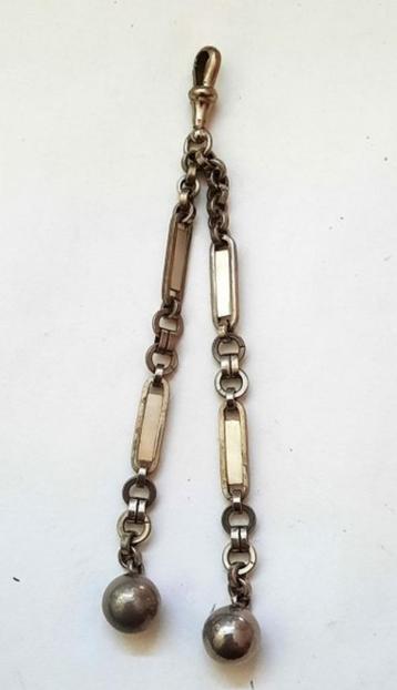 Schakelketting aan musketon en twee metalen bolletjes beschikbaar voor biedingen