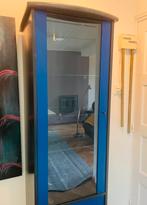 Hippe en nette vitrinekast, blauw met zwart en een lampje., Huis en Inrichting, Kasten | Overige, Ophalen, Zo goed als nieuw