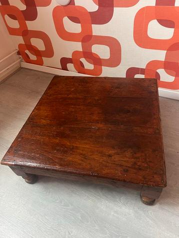 Houten tafeltje, 60x60x22cm beschikbaar voor biedingen