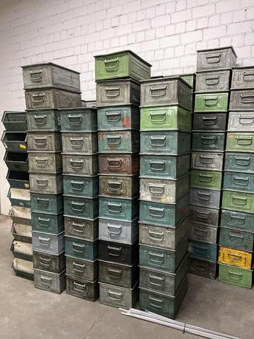 Vintage metalen en zinken fabrieksbakken magazijnbakken  beschikbaar voor biedingen