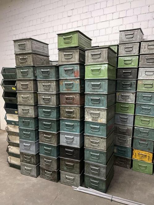 Vintage metalen en zinken fabrieksbakken magazijnbakken, Huis en Inrichting, Woonaccessoires | Kisten, Gebruikt, Minder dan 50 cm