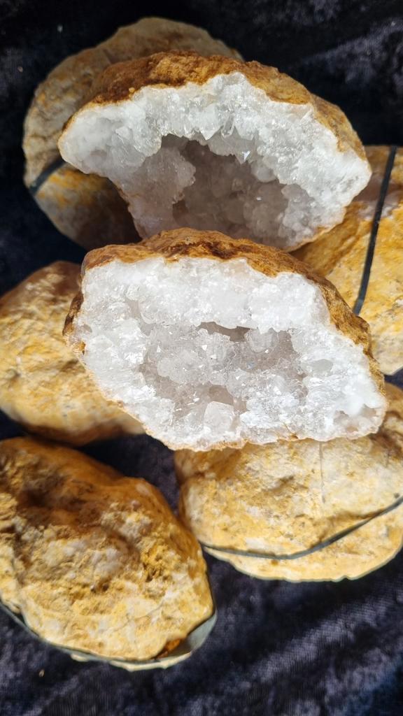 Geode Bergkristal uit Marokko, Verzamelen, Mineralen en Fossielen, Ophalen of Verzenden