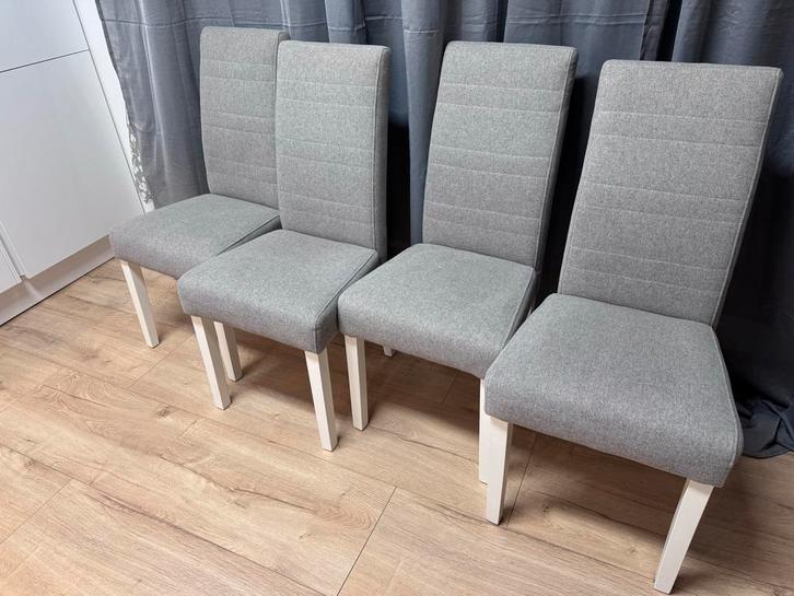 Lichtgrijze Eetkamerstoelen met Witte Poten, Huis en Inrichting, Stoelen, Zo goed als nieuw, Vier, Hout, Grijs, Ophalen