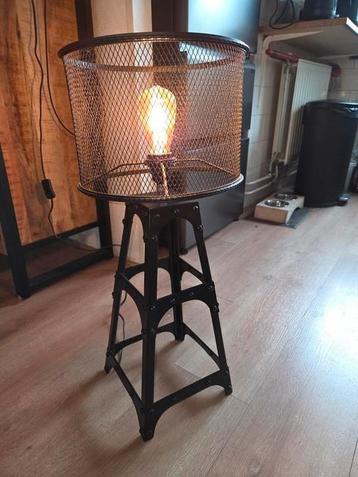 6 mnd oud Industriële Tafel/ Vloerlamp zwart Metaal beschikbaar voor biedingen
