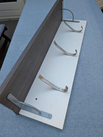 Wandkapstok met houten plank en metalen haken beschikbaar voor biedingen