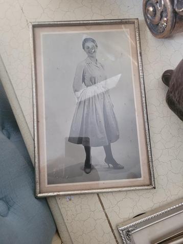 Vintage houten lijstje met oude foto staat op foto 1 t/m 5 beschikbaar voor biedingen