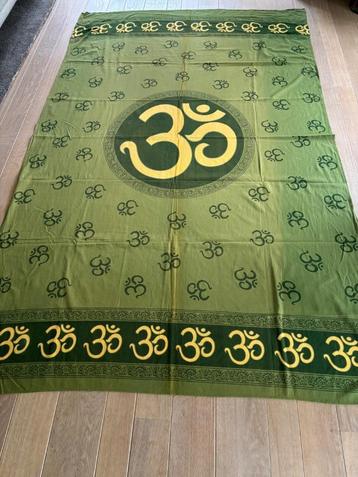 yoga kleed met OHM teken en vlaggenlijn met OHM teken beschikbaar voor biedingen
