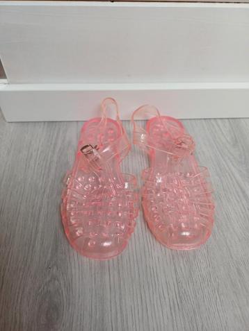 Roze waterschoenen maat 31 vallen kleiner. beschikbaar voor biedingen