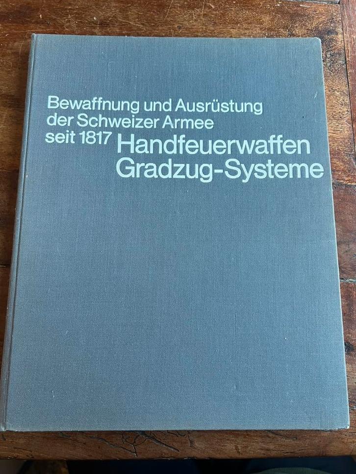 Naslagwerk Zwitser Gradzug-systeem wapen schmidt-rubin etc, Verzamelen, Militaria | Tweede Wereldoorlog, Embleem of Badge, Nederland