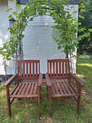 Tuinstoelen met theetafel beschikbaar voor biedingen