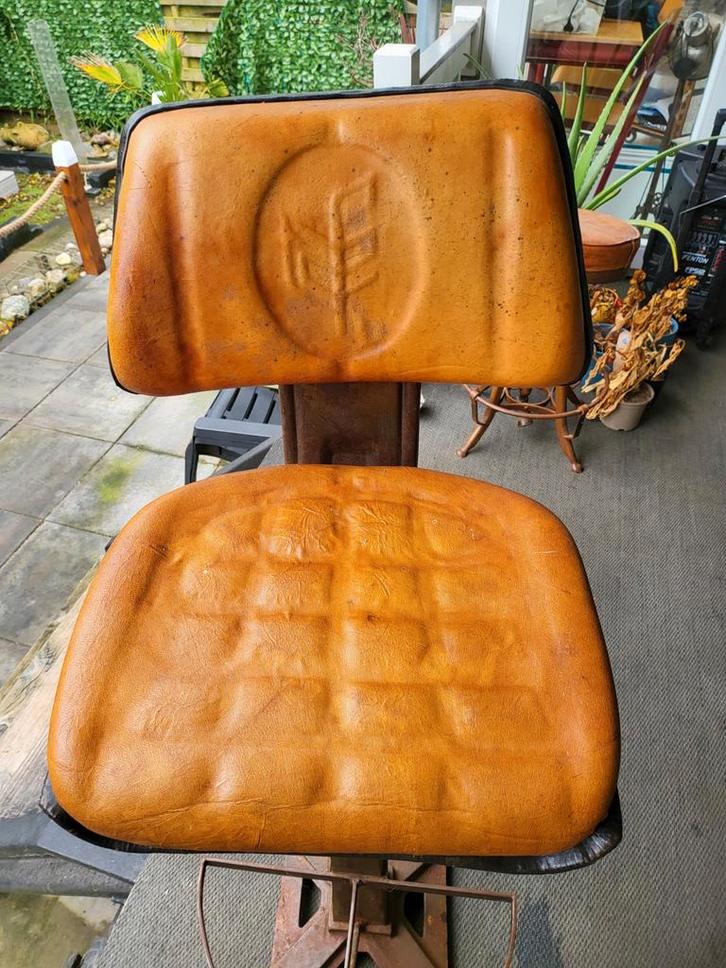 Unieke Tractor Barkrukken - Industrieel Design, Huis en Inrichting, Barkrukken, Gebruikt, 60 tot 90 cm, Leer, Metaal, 2 krukken