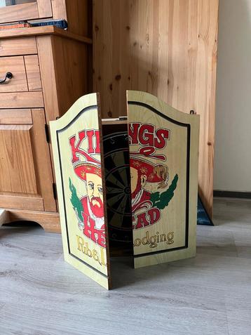 Dartbord in kast beschikbaar voor biedingen