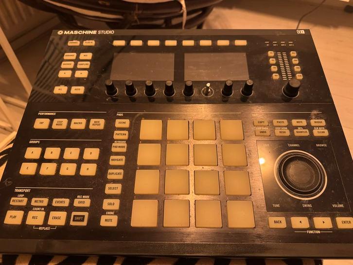 Maschine Studio - klein defect, Muziek en Instrumenten, Drumcomputers, Gebruikt, Overige merken, Ophalen of Verzenden