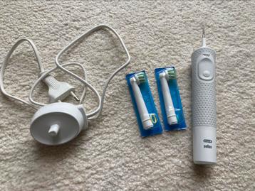 Braun Oral-b elektrische tandenborstel, lader & borsteltjes! beschikbaar voor biedingen