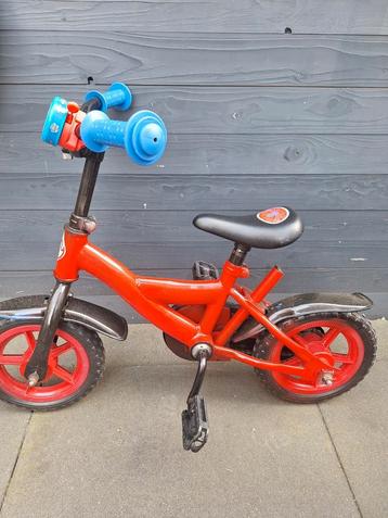 Goed en stoer rood kinderfietsje beschikbaar voor biedingen