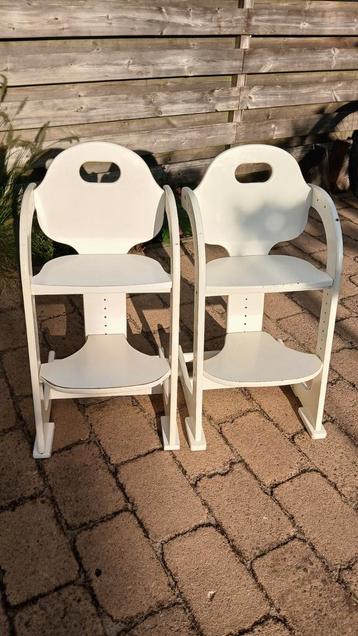 Twee witte kinderstoelen meegroeistoelen van Wood collection beschikbaar voor biedingen